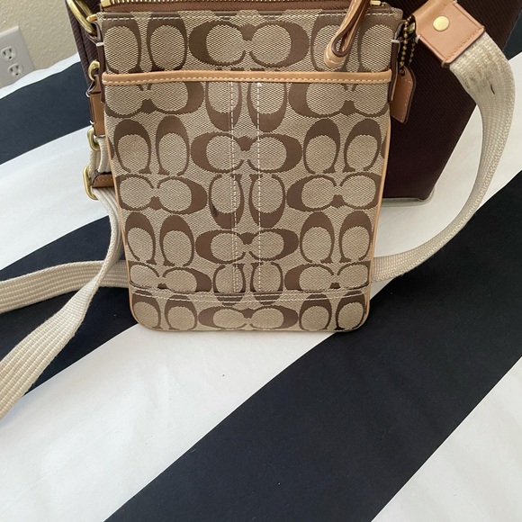 Coach signature crossbody - Picture 3 of 3